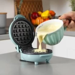 Giles & Posner Mini Waffle Maker -Home Style Shop 395094 giles and posner mini waffle maker 2